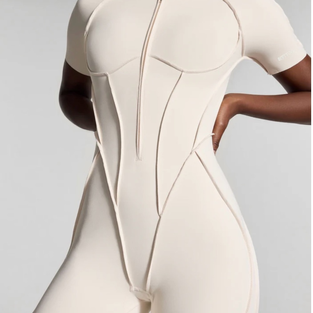 *brand new* Better Me Cream Short-Sleeve Jumpsuit with open back and front zíper